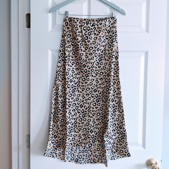 MUST HAVE!✨ Leopard Print Satin Midi Skirt. - Picture 4 of 8